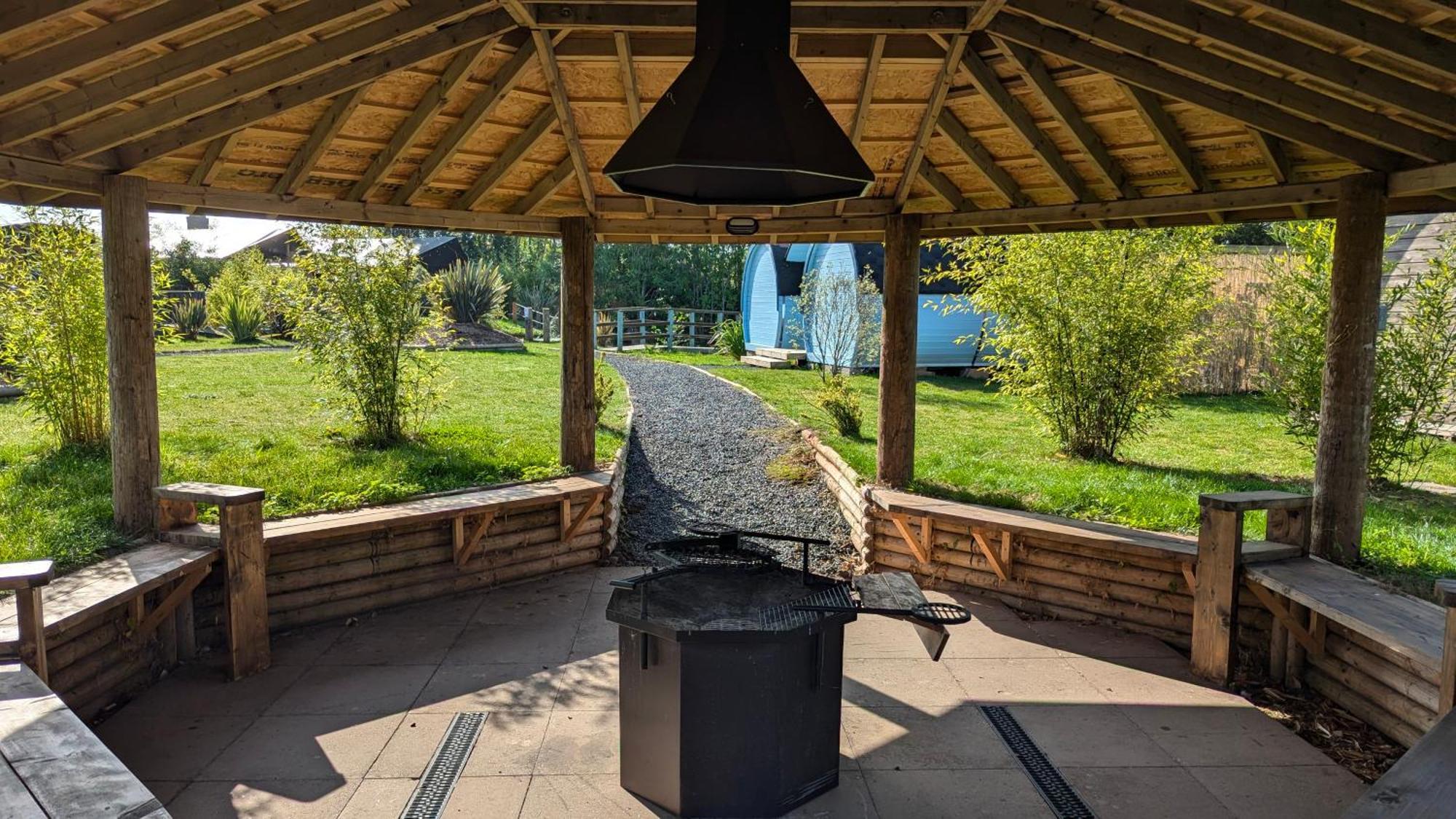 Sunset Retreats The Double Hobbit Villa Worcester Exterior photo