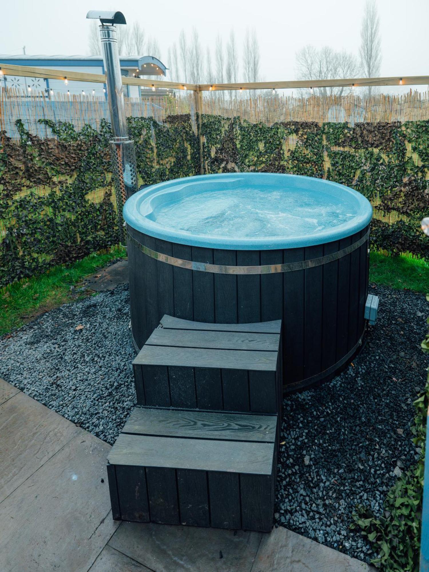 Sunset Retreats The Double Hobbit Villa Worcester Exterior photo