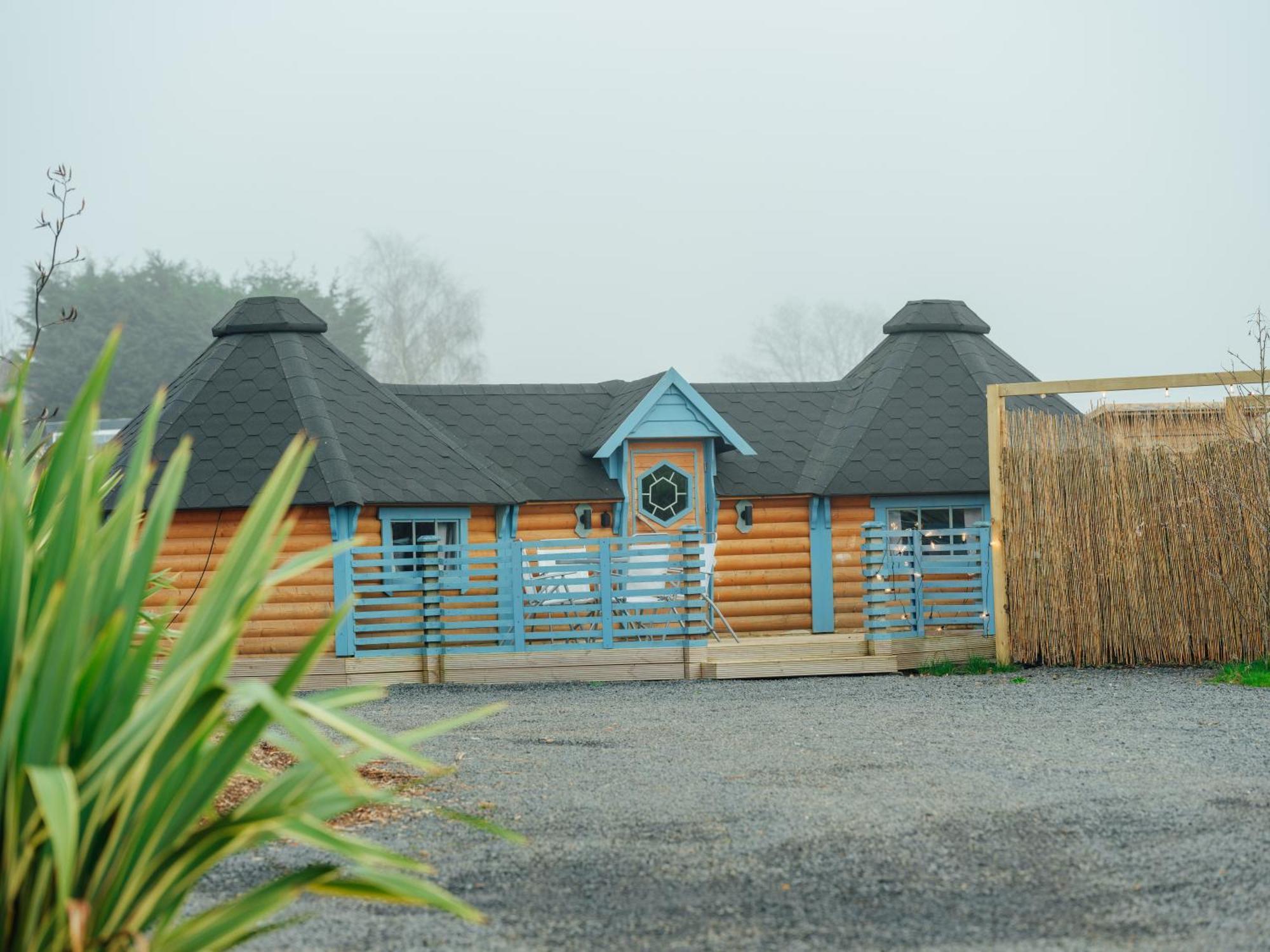 Sunset Retreats The Double Hobbit Villa Worcester Exterior photo